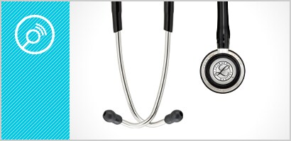 3M Littmann Classic III fonendoszkóp hallgatófeje és fülolívái, és hallgatófej-ikon fehérben, ciánkék háttéren.
