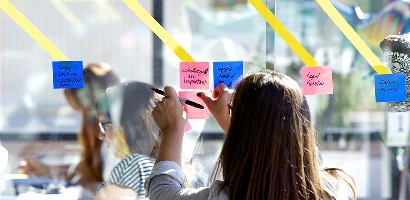 Lady elhelyezi a Post-it® Super Sticky Note