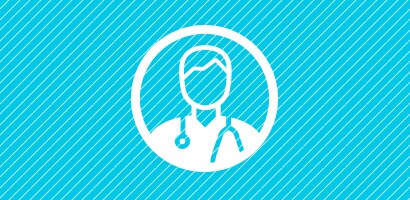 Kör alakú fehér ikon Littmann fonendoszkópot viselő orvossal, ciánkék háttéren.
