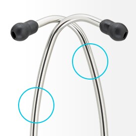 3M Littmann fonendoszkóp fényes alumínium fejhallgatócsövei szimmetrikusan keresztezve egymást, végükön fekete fülolívákkal. 