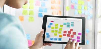 Fiatal hölgy alkalmazást használ a Kanban fórumon való munkához, a Kanban fórum létrehozásához