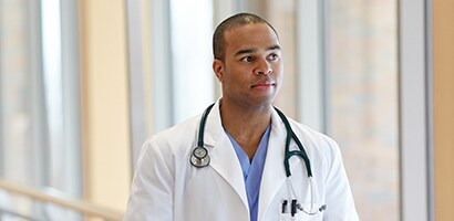 3M Littmann Cardiology III fonendoszkópot viselő orvos.
