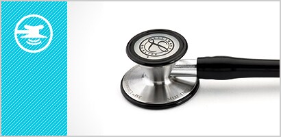 3M Littmann Classic III fonendoszkóp hallgatófejének közeli képe, és hangolható membrán ikon fehérben, ciánkék háttéren.

