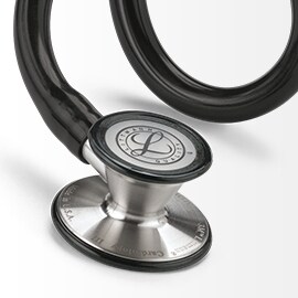 3M Littmann Cardiology III fonendoszkóp hallgatófeje gyermekgyógyászati oldalának közeli képe, fekete csövekkel.
