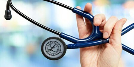 Közelkép egy személy kezét tartó littmann sztetoszkópról
