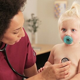 Gyermekgyógyászati nővér hallgatja egy kisgyermek mellkasát 3M Littmann Classic III fonendoszkóppal. 