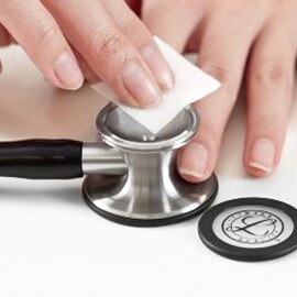 A Littmann fonendoszkóp nyitott harangjának megfelelő megtisztítása alkoholos törlőkendővel.
